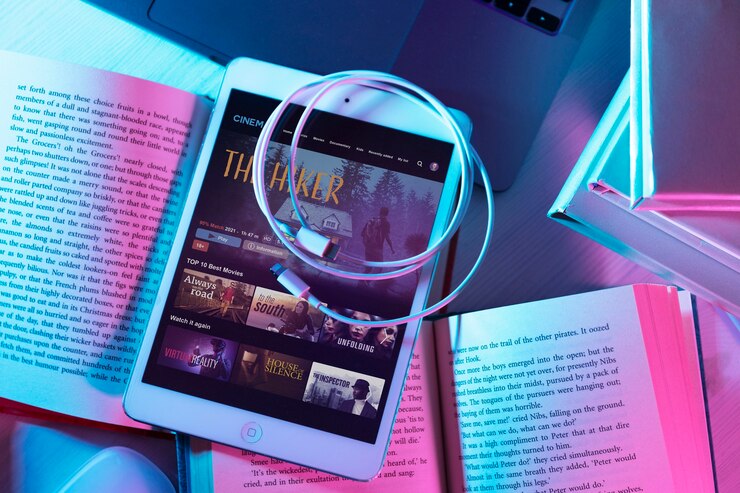 Foto gratuito bodegón de libros versus tecnología