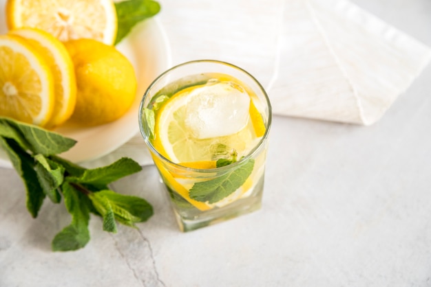 Foto gratuita bodegón de limonada para verano