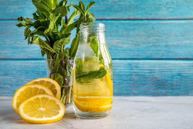 Foto gratuita bodegón de limonada para verano