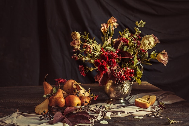 Bodegón con manzanas y flores de otoño.