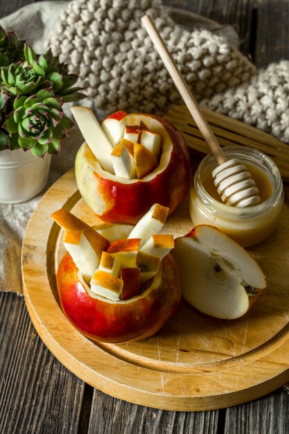 Bodegón con manzanas en la madera. Manzanas cortadas en tiras.