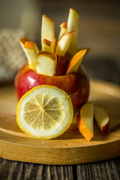 Bodegón con manzanas en la madera. Manzanas cortadas en tiras.