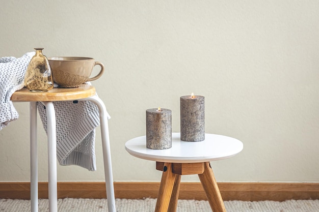 Bodegón minimalista con velas en el interior de la habitación.