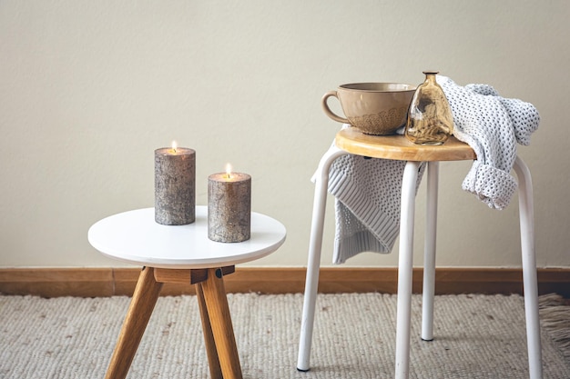 Foto gratuita bodegón minimalista con velas en el interior de la habitación.