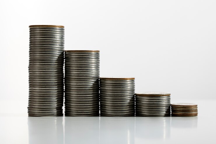 Foto gratuito bodegón de montones de monedas de un dólar