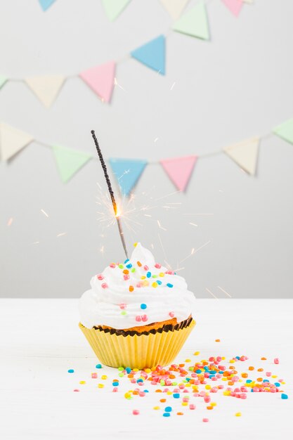 Bodegón con muffin para cumpleaños