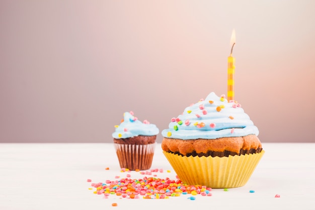 Bodegón con muffin para cumpleaños