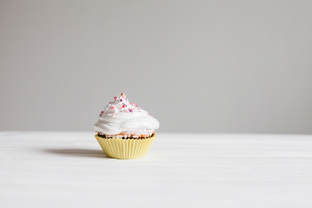 Bodegón con muffin para cumpleaños