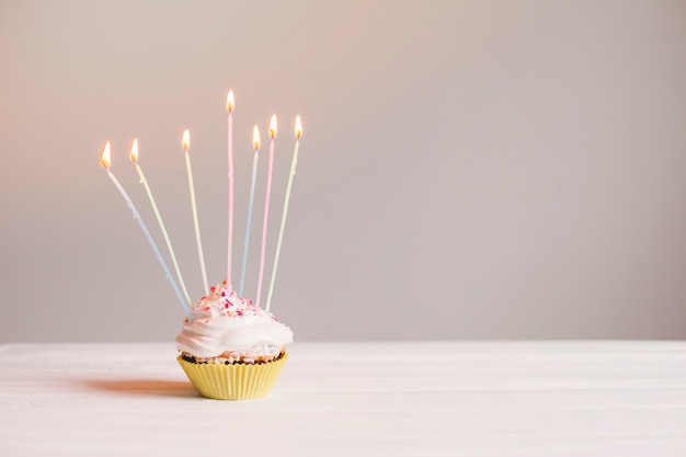 Bodegón con muffin para cumpleaños