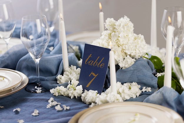 Bodegón de número de mesa de boda de alto ángulo