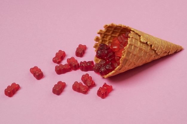 Foto gratuita bodegón con ositos de goma en cono de helado