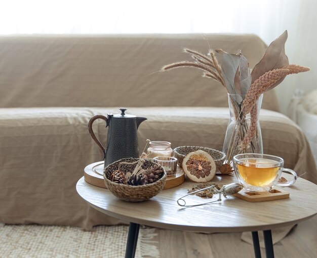 Bodegón otoñal con té en la mesa en el interior de la habitación, copie el espacio.