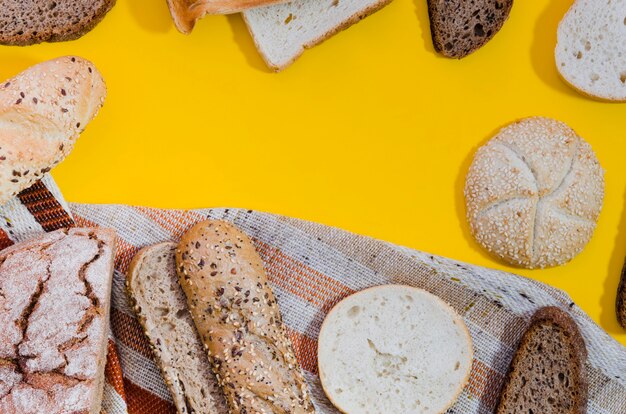 Bodegón de panadería con pan hecho a mano