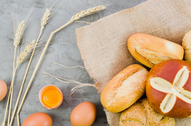 Bodegón de panadería con pan hecho a mano