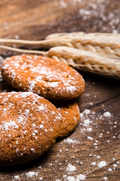 Foto gratuita bodegón de panadería sobre fondo de madera