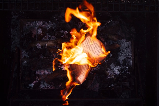 Carbones encendidos en un encendedor de chimenea colocado sobre