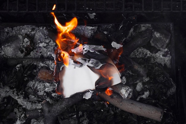 Foto gratuita bodegón de papel quemado con llamas