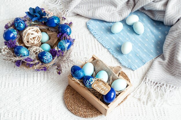 Bodegón de Pascua con huevos azules, decoración de vacaciones.