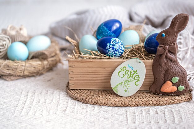 Bodegón de Pascua con huevos azules, decoración de vacaciones.