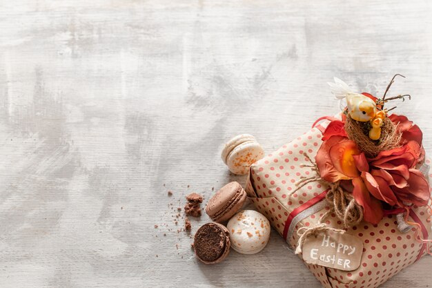 Bodegón de Pascua con regalos y dulces en madera.