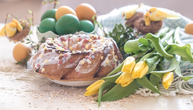 Bodegón con pastel de Pascua y huevos de colores.