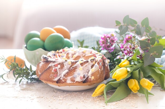 Bodegón con pastel de Pascua y huevos de colores.