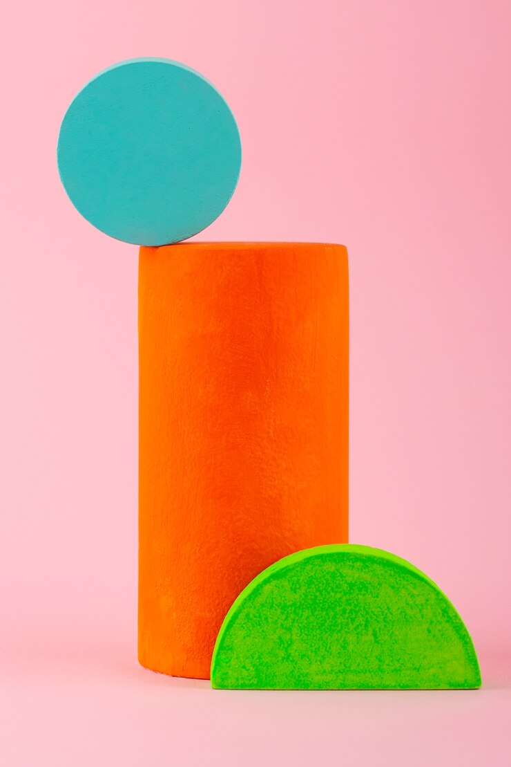 Foto gratuito bodegón de pequeños objetos decorativos con colores vivos