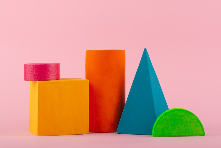 Foto gratuito bodegón de pequeños objetos decorativos con colores vivos