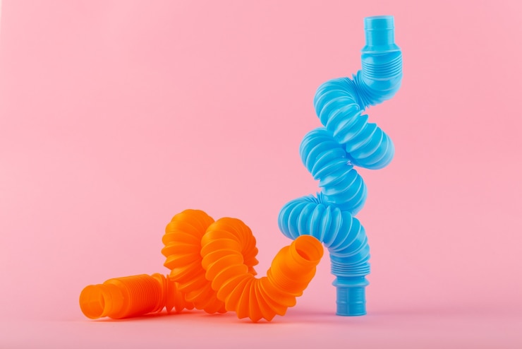 Foto gratuito bodegón de pequeños objetos decorativos con colores vivos