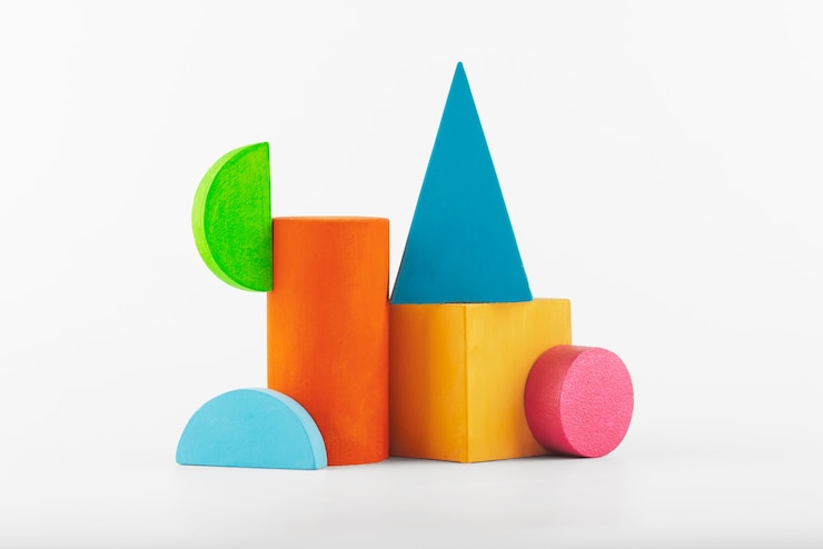 Foto gratuito bodegón de pequeños objetos decorativos con colores vivos