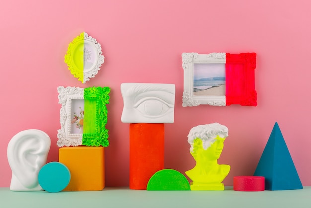 Foto gratuita bodegón de pequeños objetos decorativos con colores vivos