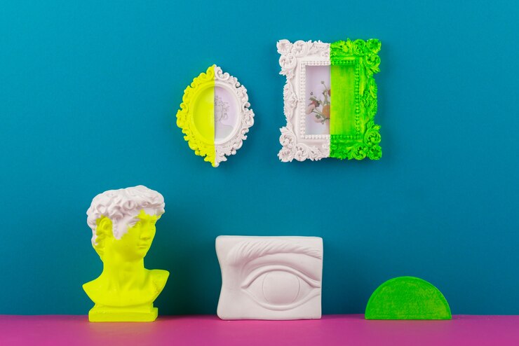 Foto gratuito bodegón de pequeños objetos decorativos con colores vivos