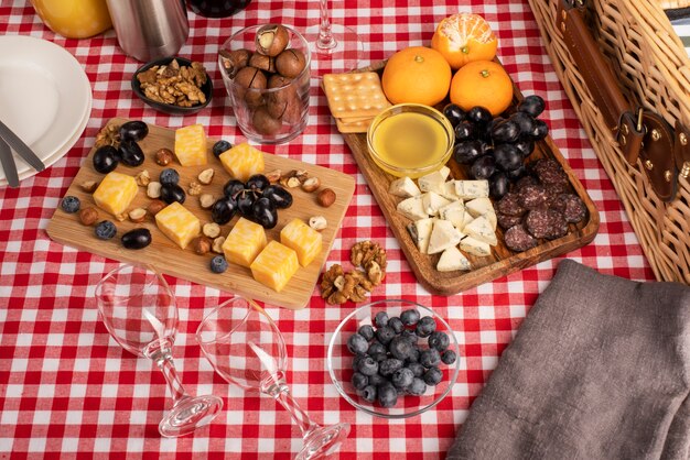 Bodegón de picnic de comida deliciosa de alto ángulo