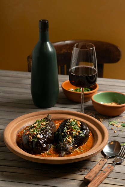 Bodegón de plato de berenjenas deliciosas de alto ángulo