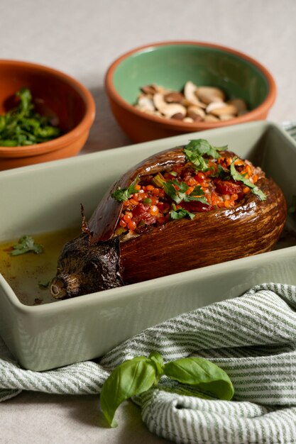 Bodegón de plato de berenjenas deliciosas de alto ángulo