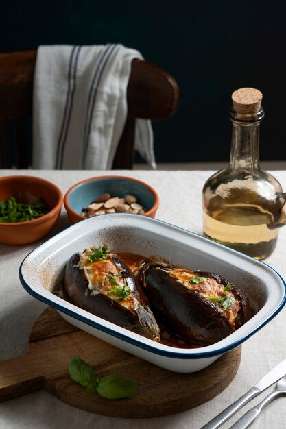 Bodegón de plato de berenjenas deliciosas de alto ángulo