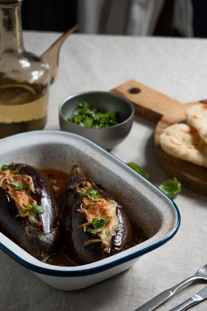 Bodegón de plato de berenjenas deliciosas de alto ángulo