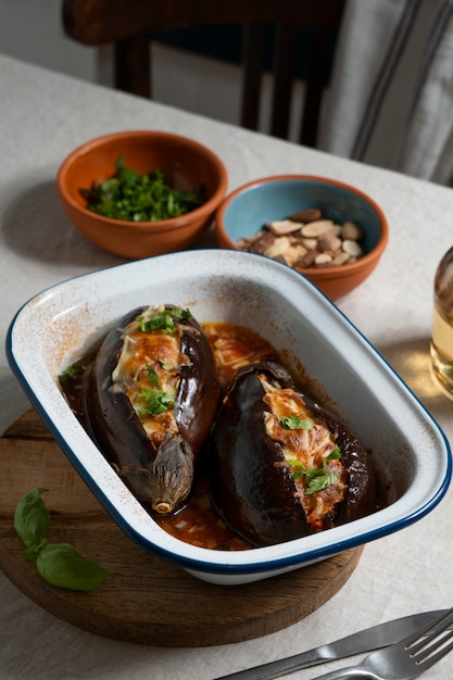 Bodegón de plato de berenjenas deliciosas de alto ángulo