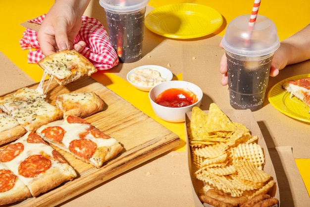 Bodegón de platos de comida rápida