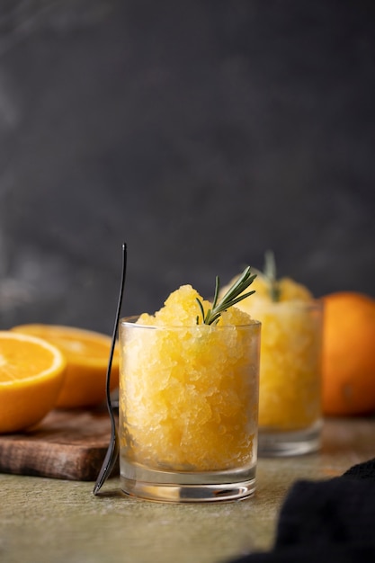 Bodegón de postre de granizado de naranja