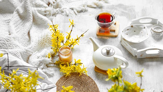 Bodegón de primavera con una taza de té y flores.