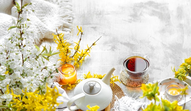 Bodegón de primavera con una taza de té y flores.