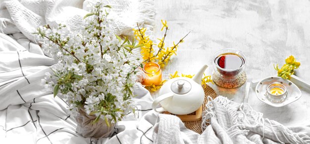 Bodegón de primavera con una taza de té y flores.