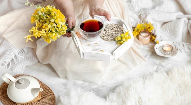 Bodegón de primavera con una taza de té y flores.