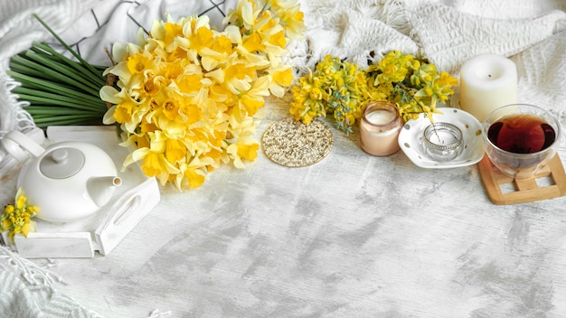 Bodegón de primavera con una taza de té y flores.