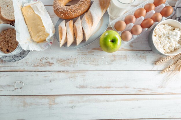 Bodegón con productos lácteos, leche, huevos, pan.