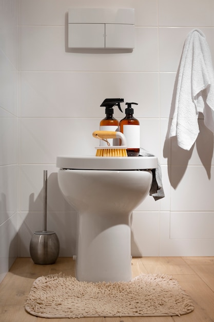 Foto gratuita bodegón de productos de limpieza de baño.