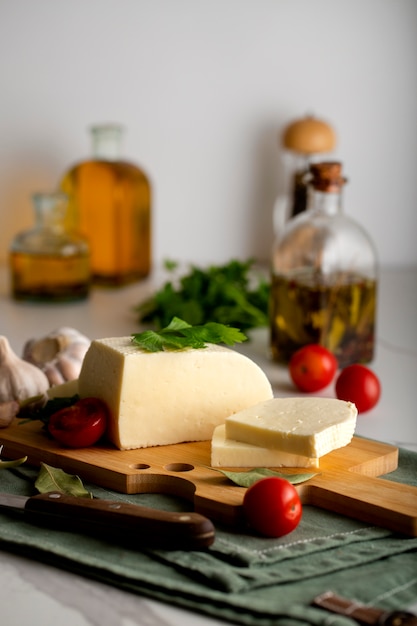 Foto gratuita bodegón de queso fresco