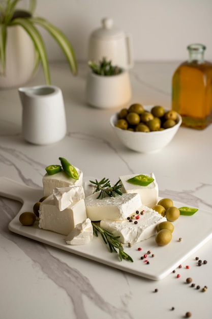 Foto gratuita bodegón de queso fresco