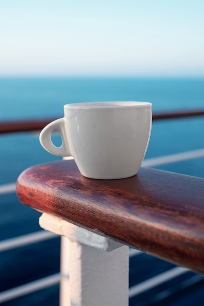 Bodegón de relajante taza de café en la terraza